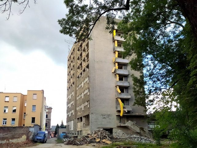 Opustoszały wieżowiec zmienia się w apartamentowiec. Trwa przebudowa dawnego hotelu Stobrawa w Kluczborku