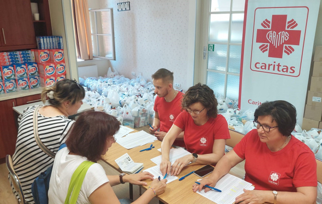 Caritas pomaga uchodźcom z Ukrainy. Potrzebujących przybywa. Procedura wydawania paczek przyspieszyła