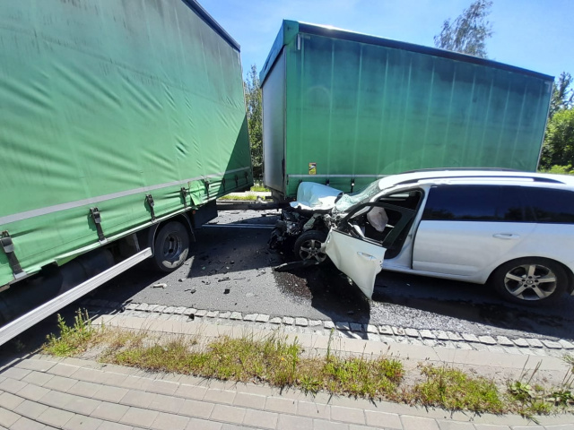 Zablokowana DK 46 w Ozimku po zderzeniu auta osobowego i ciężarówki. Utrudnienia są też na opolskiej A4