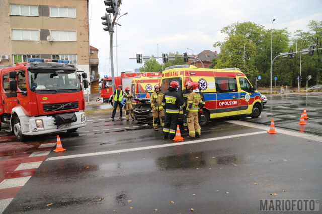 Opole: zderzenie karetki i auta osobowego. Nie ma osób poszkodowanych