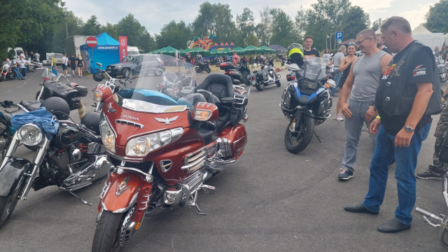 Motocykliści zaparkowali w Prudniku-Lesie. Trwa zlot Motocyklem na Rock Festival Polska-Czechy