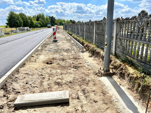Po interwencji Radia Opole Zarząd Dróg Powiatowych usunął latarnię z chodnika w Goszczowicach