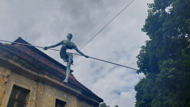 Balansujące rzeźby w pałacu w Rozkochowie można podziwiać do końca września