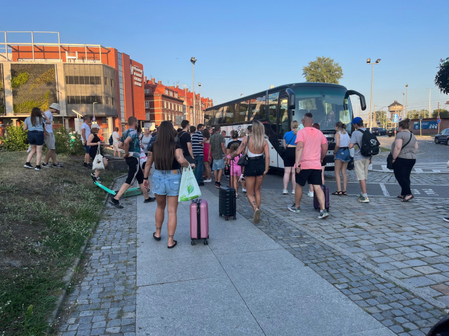 Nie wiemy, o której odjedziemy. Tłumy pasażerów na dworcu Opole Główne. Trwa naprawa zerwanej sieci trakcyjnej