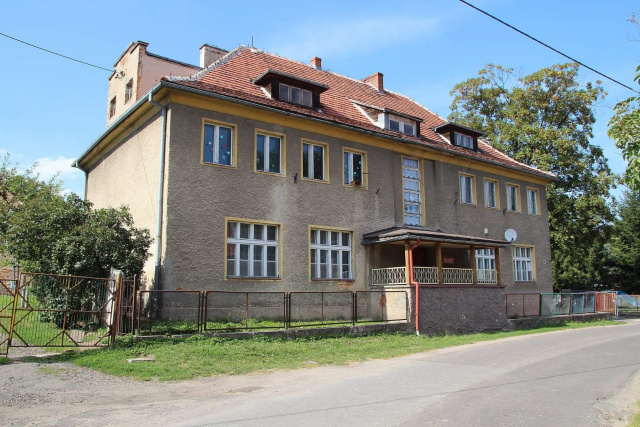 Prudnik: Wiejski Dom Kultury w Mieszkowicach i przedszkole do remontu