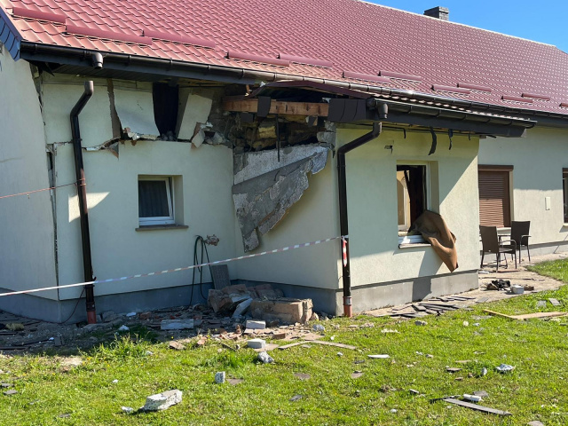 Wybuch gazu w Polanowicach. LPR przekazał poszkodowaną do szpitala, na miejscu pracuje nadzór budowlany [ZDJĘCIA]