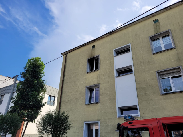 5 zastępów straży pożarnej gasi pożar mieszkania w Strzelcach Opolskich. Nie ma osób poszkodowanych
