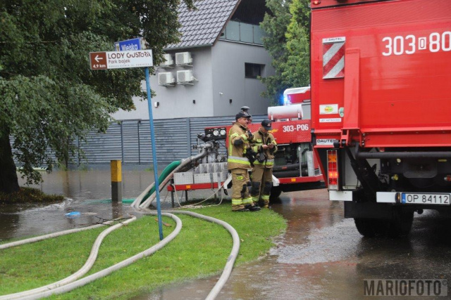 Straż pożarna walczy ze skutkami silnych opadów deszczu także w powiatach kędzierzyńsko-kozielskim i krapkowickim