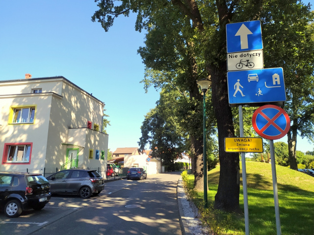 Wąskie uliczki w Oleśnie są już jednokierunkowe. Zabiegali o to mieszkańcy, a drogi nie da się poszerzyć
