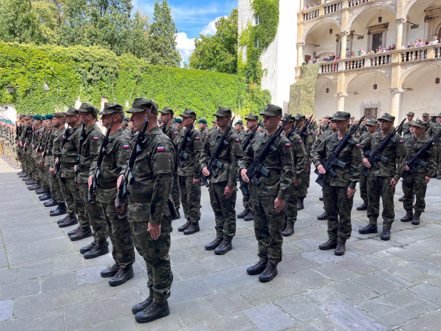 Uroczyste wcielenie w szeregi Wojsk Obrony Terytorialnej na Zamku Piastów Śląskich w Brzegu