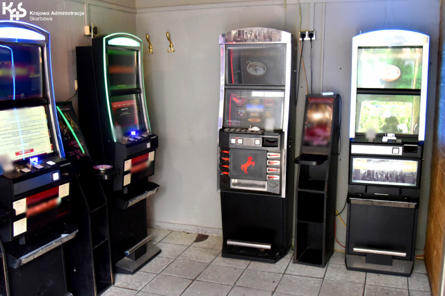 KAS rozbiła grupę przestępczą zajmującą się nielegalnym hazardem. 64 automaty w 12 jaskiniach hazardu