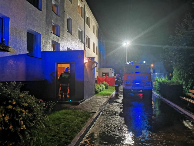 Tragiczny pożar mieszkania w Maciejowicach. Nie żyje mężczyzna, ewakuowano kilkanaście osób