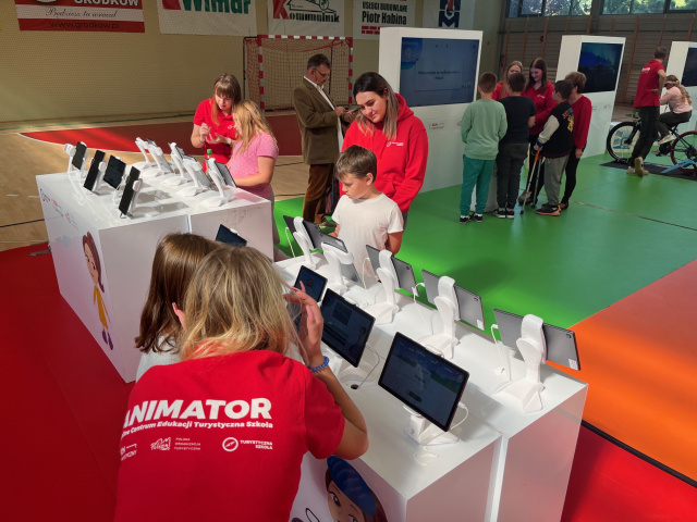 Mobilne Centrum Edukacji dotarło do Grodkowa. Dzieci poznawały Polskę w świecie wirtualnym