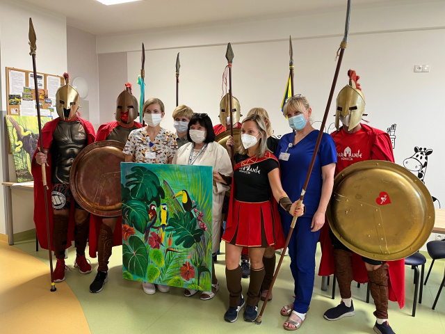 Spartanie w USK w Opolu. Upiększyli oddział pediatrii sztuką i przynieśli dla małych pacjentów prezenty