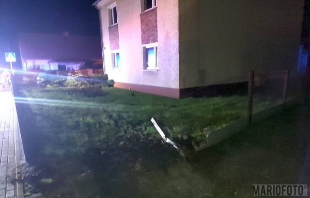 Pijany kierowca rajd osobówką zakończył tuż przed murem, wcześniej zniszczył ogrodzenie