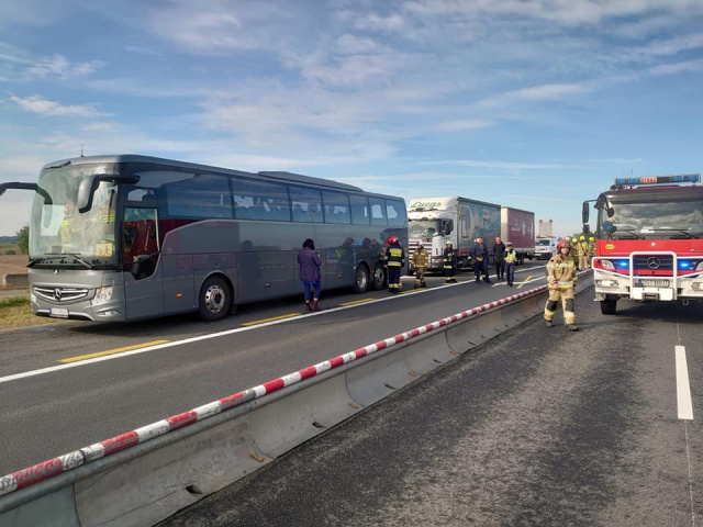 Zderzenie TIR-a z autobusem na A4 Uszkodzone pojazdy usunięto, ale pozostały korki w kierunku Katowic
