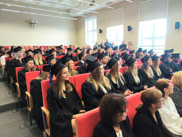 Reaktywowane dyplomarium na Uniwersytecie Opolskim. Około 60 absolwentów w czarnych togach powróciło na wydział