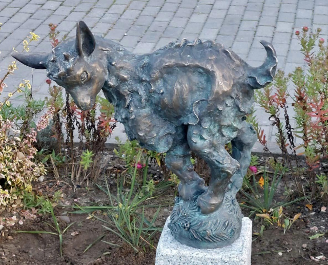Rzeźba koziołka pojawiła się na osiedlu Cisowa w Kędzierzynie-Koźlu