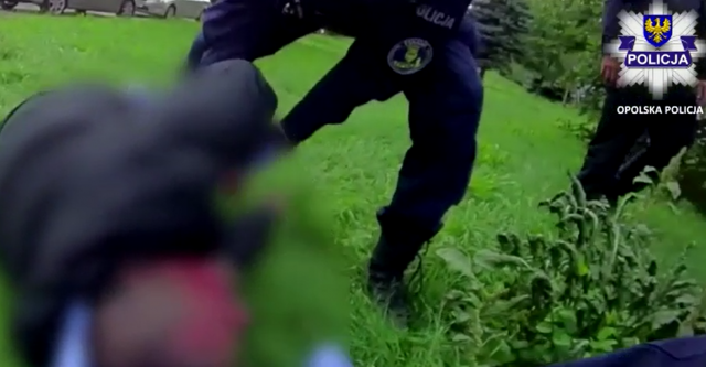 Policjanci z Opola ratowali życie nieprzytomnemu mężczyźnie. Akcję zarejestrowała osobista kamera [FILM]