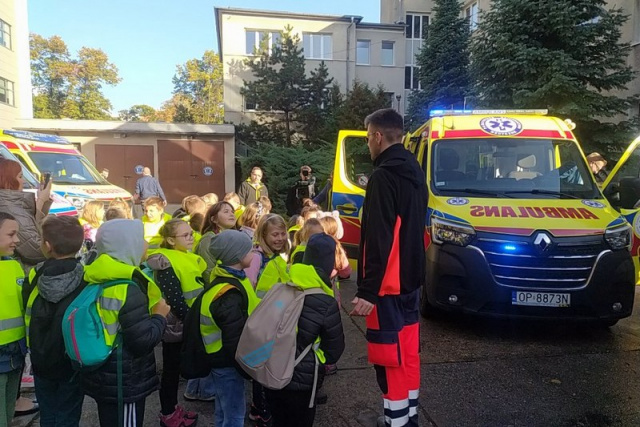 Ta praca wymaga powołania. Dzieci odwiedziły ratowników medycznych w Opolu