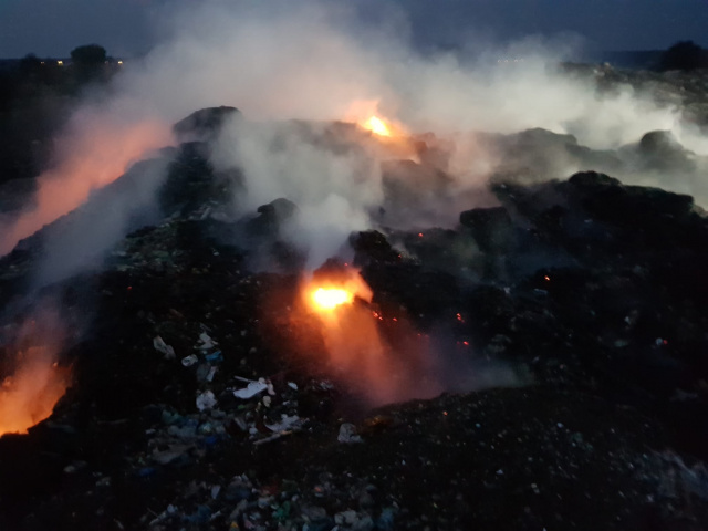 Pożar składowiska odpadów w Kielczy. Szybka interwencja strzeleckich strażaków
