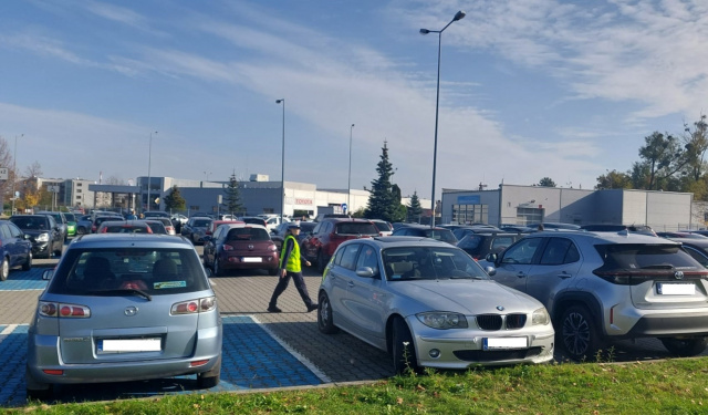 Opole: pierwsze zmiany w organizacji ruchu już wprowadzone. Coraz trudniej o miejsce na parkingu