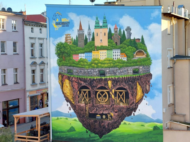 Kolorowy mural zdobi kamienicę w Głuchołazach. To element 800-lecia miasta