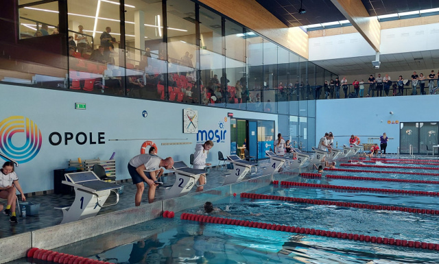 Młodzi pływacy rywalizują na basenie o puchar prezydenta Opola