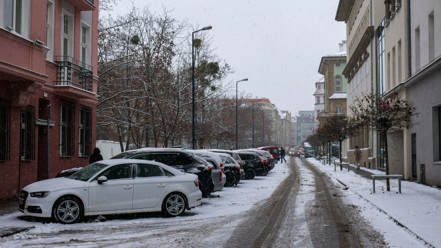 Sypnęło śniegiem, na drogach pojawiły się pługi i piaskarki