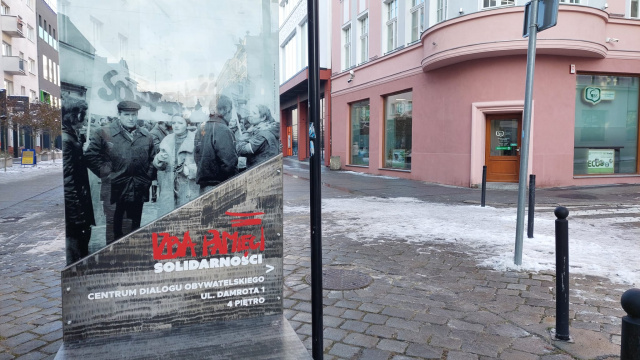 Tablica stanęła na ulicy Krakowskiej w Opolu. Upamiętnia i informuje