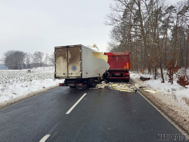 Uwaga kierowcy Wypadek na krajowej 11. Warunki jazdy cały czas zimowe
