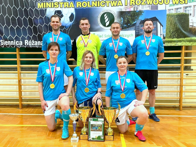 Mieszana drużyna szkoły rolniczej w Bogdańczowicach wygrała turniej halowej piłki nożnej