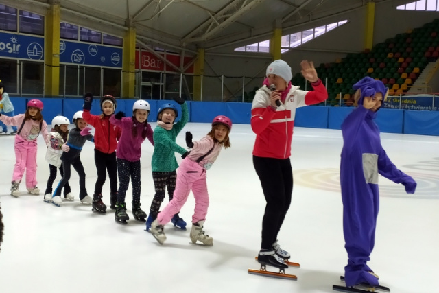 Ślizgają się razem z olimpijką. Zabawa najmłodszych na lodowisku w Opolu
