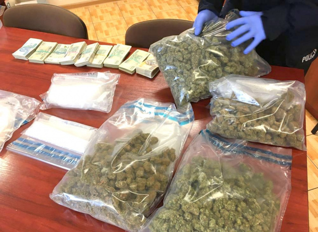 Ponad dwa kilogramy narkotyków przechwycili olescy policjanci