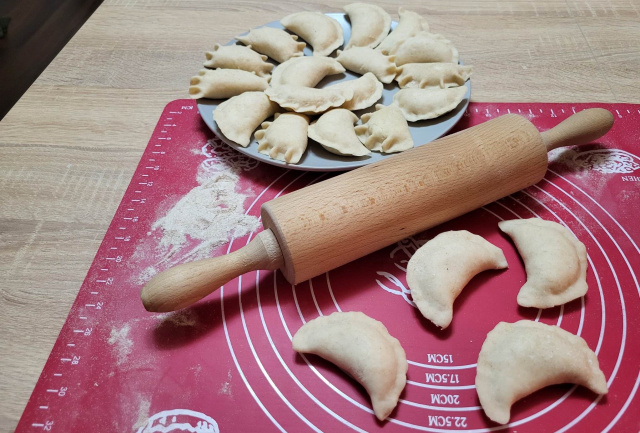 Świąteczne pierogi na różne sposoby. Gospodynie zdradzają przepis na elastyczne ciasto