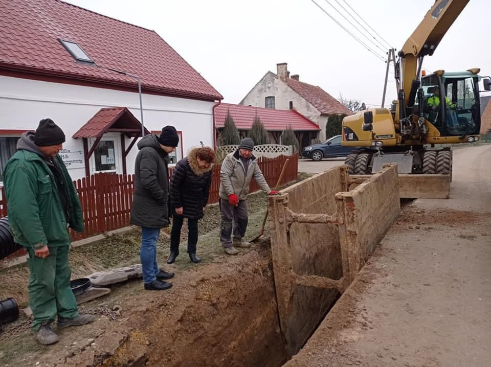 Budowa kanalizacji w Woskowicach Małych [fot. UM w Namysłowie]
