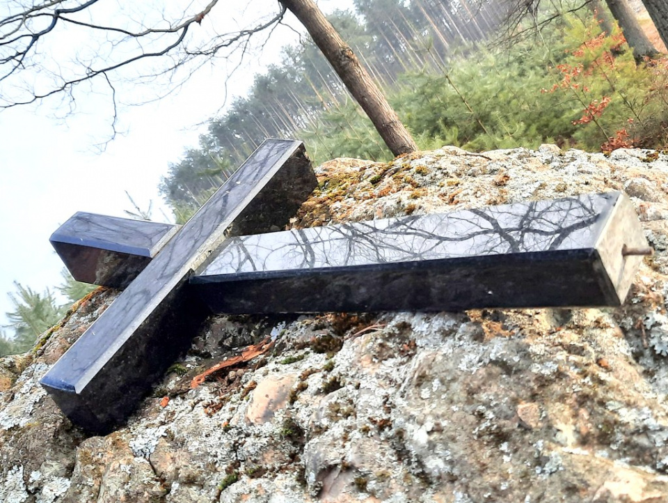 Zniszczony krzyż [fot. www.facebook.com/Nadleśnictwo Tułowice]