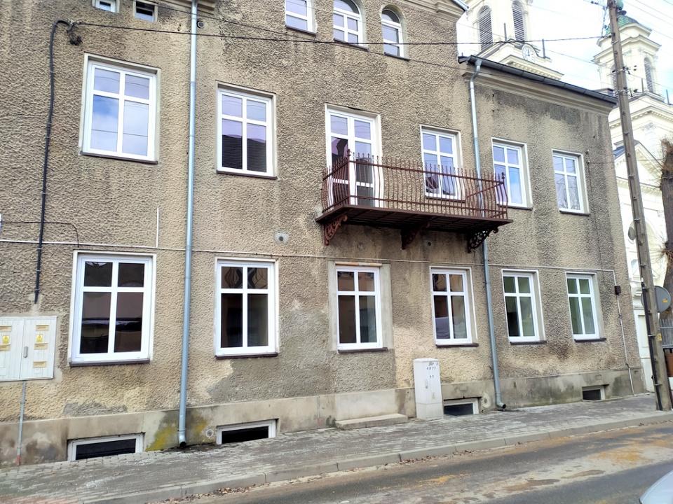 Budynek z mieszkaniami komunalnymi w Praszce [fot. Witold Wośtak]