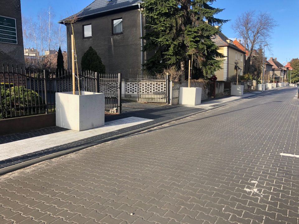 Betonowe donice w dzielnicy Generalskiej w Opolu nadal stoją [fot.M.Matuszkiewicz]