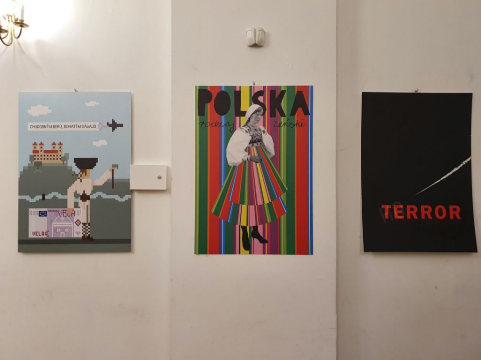 Graficy z czterech krajów prezentują plakaty w WBP w Opolu [fot. Katarzyna Zawadzka]