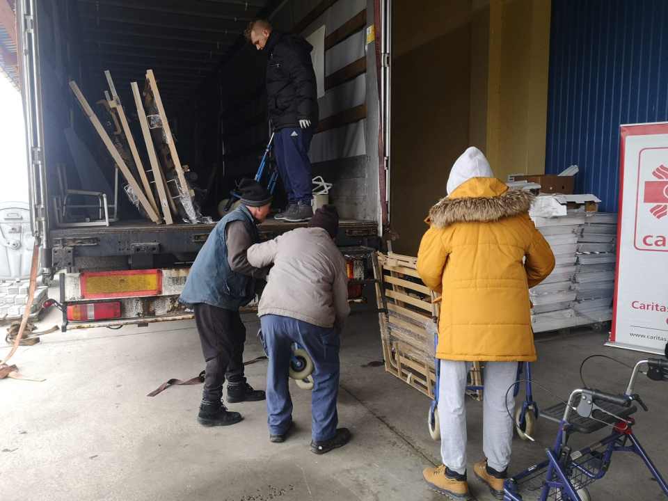 Pakowanie transportu humanitarnego w magazynie Caritas w Opolu [fot. Katarzyna Doros]