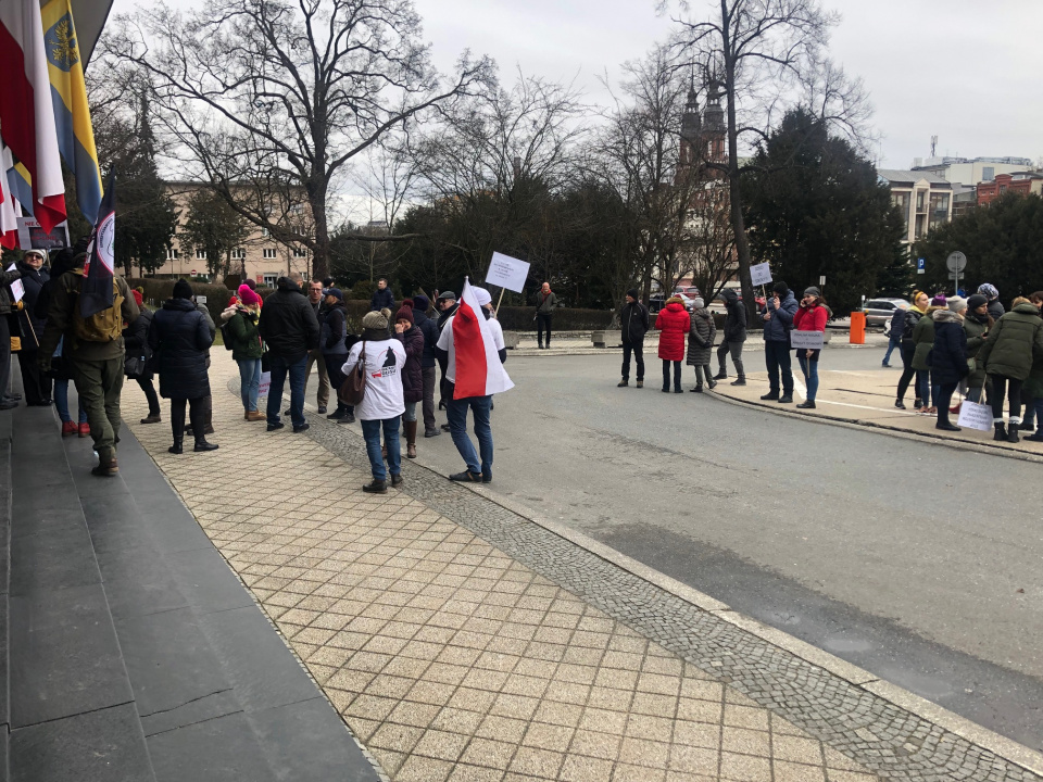 Protest rodziców przed Opolskim Urzędem Wojewódzkim [fot.M.Matuszkiewicz]
