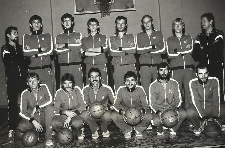 Zawodnicy Pogoni Prudnik w sezonie 1984/1985. Z numerem 12 D. Kasprzycki [zdj.pl.wikipedia]