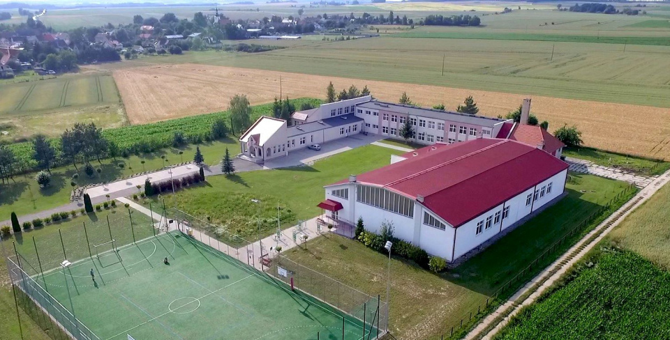 Boisko Wielofunkcyjne przy szkole w Pakosławicach [fot. Urząd Gminy w Pakosławicach]
