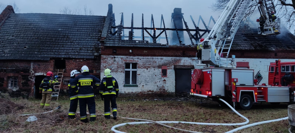Strażacy walczą z pożarem domu w Pieczyskach foto: KP PSP w Namysłowie