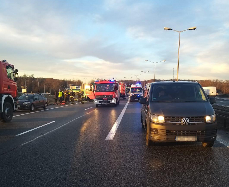 Kontrterroryści z Opola w drodze na poligon pomogli poszkodowanym w wypadku busa na autostradzie [fot. mat. policja]