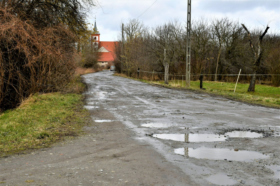 Droga w miejscowości Bukowa Śląska [fot. Starostwo Powiatowe w Namysłowie]