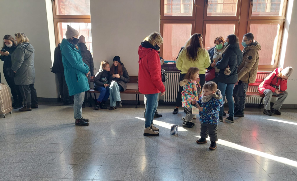 Coraz większy ruch obserwuje się w puncie informacyjnym dla uchodźców na dworcu kolejowym Opole Główne [fot. Katarzyna Doros]