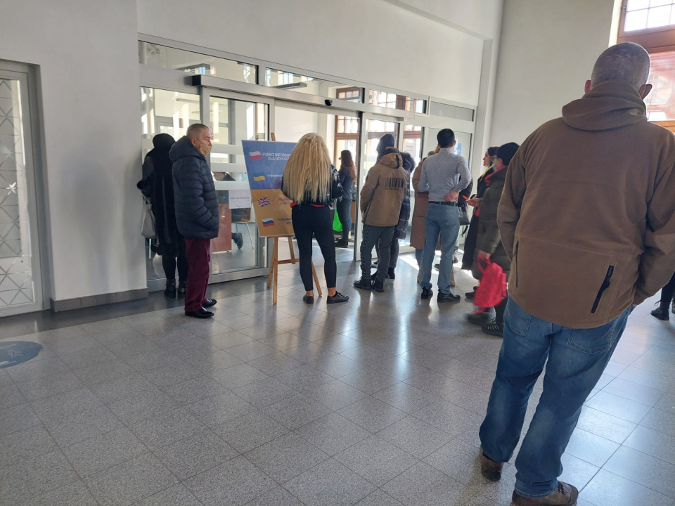Coraz większy ruch obserwuje się w puncie informacyjnym dla uchodźców na dworcu kolejowym Opole Główne [fot. Katarzyna Doros]