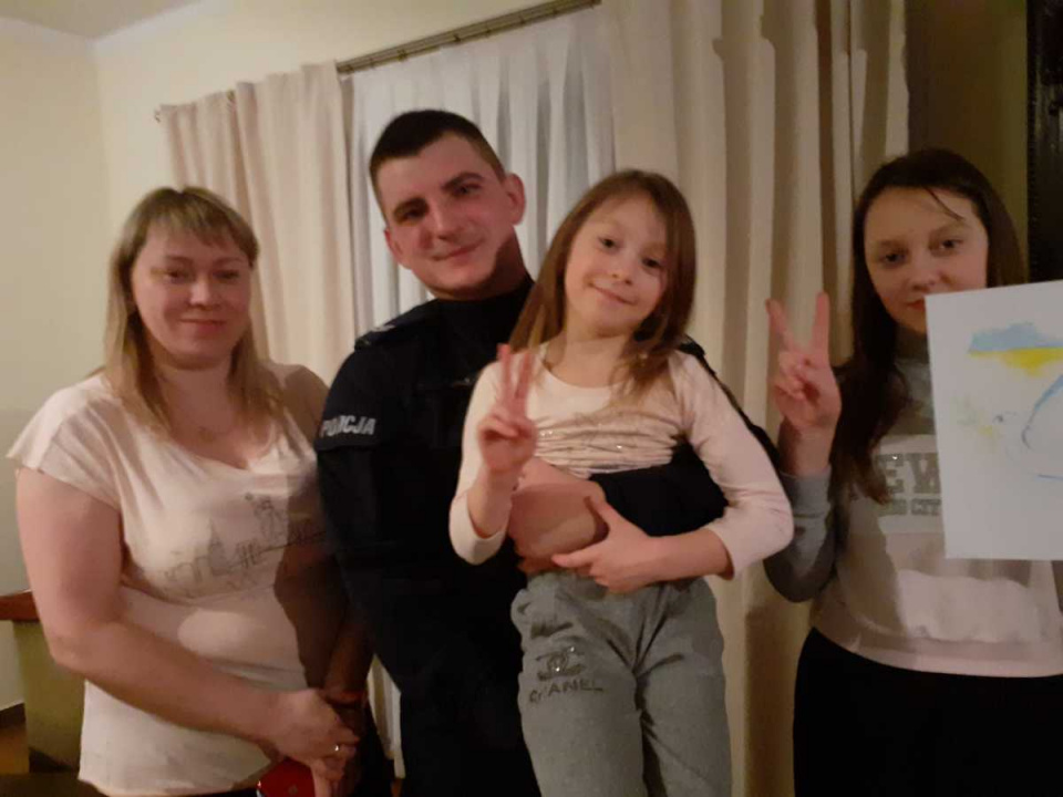 Policjant z Opola przyjął rodzinę uchodźców z Ukrainy foto:policja